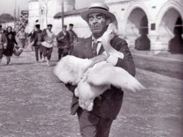 За год до того как Паниковский нарушил конвенцию, проникнув в чужой эксплуатационный участок, в городе Арбатове появился первый автомобиль. Основоположником автомобильного дела был шофер по фамилии Козлевич.