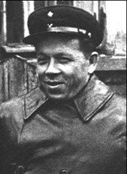 Не самый быстрый, но трудяга Войны. 
Угля было мало. 
Василий Иванович Болонин, при некоторой модификации, перевёл паровозы на дрова.

Василий Иванович Болонин (1901 1964) советский железнодорожник, старший паровозный машинист депо Вологда Северной железной дороги, первый из вологжан, удостоенный звания Герой Социалистического Труда (1943). 

Некоторое время я жил на улице его имени.
А мимо паровоза-памятника (второе фото) ходил не сотню раз.
На третьем фото - он и его паровоз во время Войны.