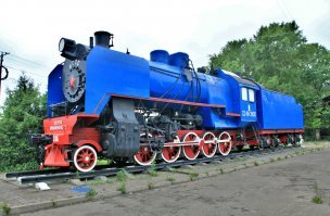 Не самый быстрый, но трудяга Войны. 
Угля было мало. 
Василий Иванович Болонин, при некоторой модификации, перевёл паровозы на дрова.

Василий Иванович Болонин (1901 1964) советский железнодорожник, старший паровозный машинист депо Вологда Северной железной дороги, первый из вологжан, удостоенный звания Герой Социалистического Труда (1943). 

Некоторое время я жил на улице его имени.
А мимо паровоза-памятника (второе фото) ходил не сотню раз.
На третьем фото - он и его паровоз во время Войны.