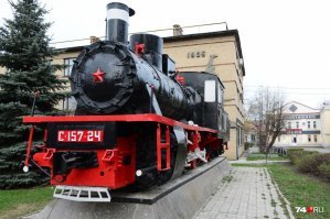 Кстати...
К середине 60-х паровозы, по КПД, приближались к тепловозам (а то и опережали). И даже к электровозам (учитывая стоимость производства электроэнергии).
Проиграли из-за сложности конструкции и необходимой инфраструктуры.
"Веерные" депо, с поворотным кругом, до сих пор существуют. А это наследие "паровозной эры".

Я в конце 70-х покатался на паровозе!
В кабине!

Сейчас именно он стоит памятником около депо в Перми.
Когда заезжаешь с запада на Пермь-2 (почти сразу после моста), то он слева.