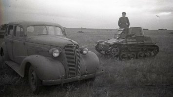 Насколько понимаю, на переднем плане - шевроле мастер 1938, на заднем - танкетка Тип 94