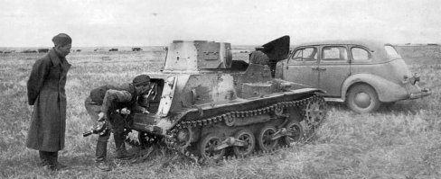 Насколько понимаю, на переднем плане - шевроле мастер 1938, на заднем - танкетка Тип 94