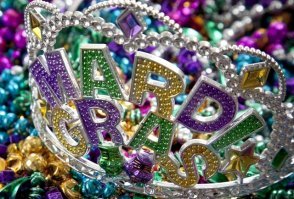 Что не скрепоносец - обязательно невежда.
Mardi Gra (дословно "Жирный вторник") во франкоговорящих странах или Fat Tuesday - в странах, где разговаривают на английском, - это день непосредственно перед Пепельной средой завершает всеядную неделю и является началом Великого поста у католиков. Так же , как у православных Масленица, этот день символизирует окончание зимы и приход долгожданной весны, в этот день проходят всевозможные карнавальные шествия и гуляния, театрализованные представления и выборы Короля праздника. Столицей Марди Гра считается Новый Орлеан, где проводятся наиболее пышные масленичные карнавалы.
Так же, как и у нас на Масленицу для празднования выпекаются блины, пироги, есть и традиция изготавливать Торт Карнавала - огрмный плетёный бублик из датского печенья, приправленный корицей и посыпанный разноцветным сахаром. Непременное условие карнавала - он должен продолжаться ровно один день и закончиться ни секундой позже, чем наступит полночь, иначе души гуляк попадут в лапы дьявола.