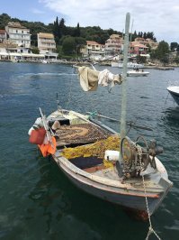 Летом в Греции видел интересную лодочку под названием холодная война . Адская штуковина , когда стоял рыбачил ее было слышно хрен знает за сколько миль . Гнал так что я думал что он на гиперскорости идет :)  Второе фото так ради шутки :) ленту позвонил говорю яхту купил в Керкире :) он да не может быть скинь фотку ну я и скинул :)