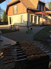 Судя по твоей фотке у каждого там есть ворота и территория позволяет поставить машину в двор . Мне вот тоже иногда хочется кинуть машину у дома а не открывать закрывать ворота но я по свински не поступаю . Машина всегда в гараже , через 15 минут опять идти открывать ворота и выезжать , если я у ворот оставлю машину то не кто больше там не проедет . А рядом кучи стариков живут , вдруг кому то плохо станет . Вот даже если если кто то приехал то сразу в двор . Машина в гараже гости ставят до газонов