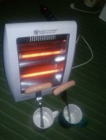 Две сосиски и только две вилки?! Хрена себе мажоры... день рождения штоле? :))