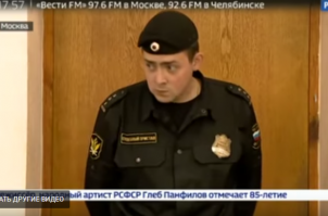 У полицая мимика тоже впечатляет.