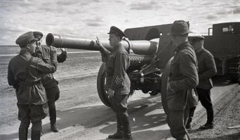 Жуков Г.К. в центре на фото