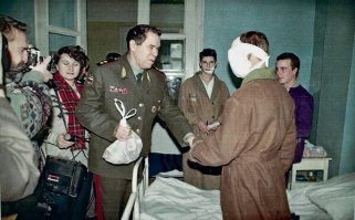 С Рохлиным имел честь пересечься в январе 95-го, на полчаса.
Правда, что он Рохлин, потом узнал.
Звездочки тогда не все носили, я его в полковника "оценил"
У нас продукты закончились, оставалось на сутки-двое. Поехал в корпус к ним, поклянчить, чем перебиться на несколько дней. 
У нас боевой порядок был - до полка и тыла по прямой 5-6 км, а реальной дороги наверное около 100 км и больше. И пол дороги беженцами забито.
"Попал" на Рохлина, тот выслушал, вызвал "тылового" - ткнул пальцем - "Этому ... выдашь все, что попросит!".
И пока мы не соединились с полком и работали на 8 корпус, они нас снабжали пайкой...

ps с топливом и боеприпасами таких проблем не было, завались как у дурака махорки...

Оборвали Рохлина, такого мужика "ушли"...
