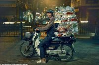 "Курьер из ханойской забегаловки"
 Что-то мне сомнительно, что курьер с живыми рыбками кои реально везет их из забегаловки и на съедение. 
Вроде как исторически, рыбок кои не едят, тем более такую декоративную мелкоту.