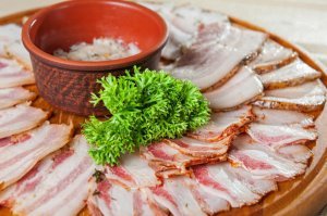 В пакете хрень какая-то, а не сало.
Вот что должно быть на столе