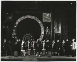 1926 год. Сцена из «Косматой обезьяны» в Камерном театре, Москва.
Вот здесь диафильм  об этом театре.