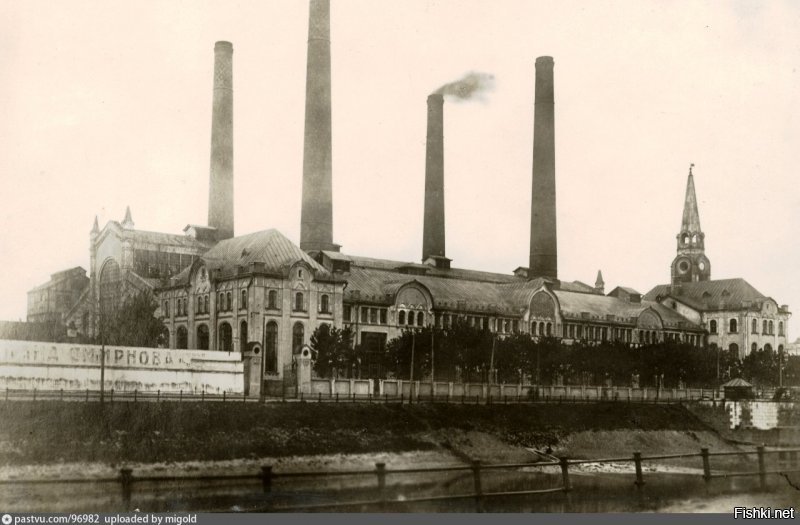 "Фабрика на берегу Москва-реки."
Это ГЭС-2, (Государственная Электростанция) на Раушской набережной. Построена изначально для обеспечения эл-вом трамвайной сети в 1907г.