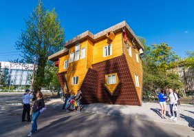 "Существует несколько перевёрнутых домов по всему миру, позволяющих нам представить жизнь вверх тормашками, и этот уютный домик   один из них."
====================
ВДНХ, Москва: