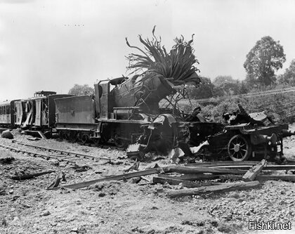 В этот паровоз прилетело что-то очень фугасное, и только потом разорвался котёл. Фотография сделана в 1944 во Франции.