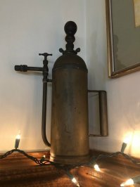 Это паяльная лампа.