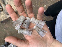Это не пыжи... это контейнер для дроби совмещенный с пыжом. Увеличивает кучность полета дроби, что позволяет стрелять на чуть более дальние расстояния чем без контейнера. Если стрелять патроном без контейнера, то дробь начинает рассеиваться сразу как вылетит из ствола. Если стрелять патроном с контейнером, то сначал дробь летит вместе с контейнером и начинает рассеиваться после отделения контейнера, метров через 10 от ствола.