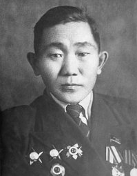 Как говорил снайпер Фёдор Охлопков, когда отчитывался об убитых фашистах: "Патроны все отстрелял, кажется ни разу не промазал. Запиши троих." Официально 429 врагов. Неофициально - только святой Пётр знает. Сам ранен 12 раз.