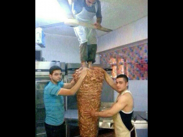 Продавец шаурмы помыл ноги прямо в раковине ларька