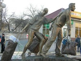 С 1992 год для украинцев базар стал основным местом работы и всенародного выживания, а средством производства стихийных торговцев на розничных отечественных рынках – «кравчучка», огромная сумка, прикрепленная к тележке с колесиками.

Остроумное приспособление для закупки оптом товаров на зарубежных рынках народ прозвал в честь первого президента Украины Леонида Макаровича Кравчука. Памятники «челнокам»-предпринимателям с тележкой эпохи 90-х сейчас можно встретить во многих сопредельных Украине странах. Как характерный образ в одночасье ставших ненужными людей с высшим образованием и дипломами инженера, учителя и даже врача.