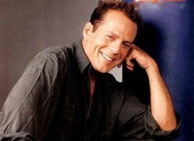 Кто то врёт! Не был он частным детективом,если не брать в расчёт "Агенство Лунный свет"(Кстати впервые его и увидел там.)Начинал смотреть,но потом быстро наскучило,а оказывается аж пять сезонов было