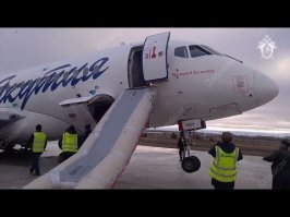 Все бы ничего, да вот только вот у аварийного трапа нет ступенек.
То что вы принимаете за ступеньки - "ребра жесткости". И они должны быть снизу.
По аварийному трапу съезжают аки с горки
Вот так выглядит правильно надутый аварийный трап SSJ 100