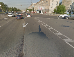 Ты меня извини, но ты ПДД вообще не знаешь и судя по всему даже не понимаешь.
Пункт 13.7 говорит о том, что если ты выехал на перекресток на разрешающий сигнал светофора то обязан покинуть его игнорируя светофоры на выезде, но только если там нет стоп линии. Это часто встречается на перекрестках с несколькими пересечениями проезжих частей, и на перекрестках с круговым движением. В нашем же случае перекресток обычный на котором пересекаются всего 2 проезжих части. Вольво выехал на перекресток для поворота налево и он должен был покинуть перекресток, но перед этим он был обязан пропустить всю встречку.

Вот пример стоп линии и светофора на выезде с перекрестка с круговым движением.