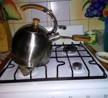 Автор, какая сковородка. Если всмотрется и подумать, это "тостер".