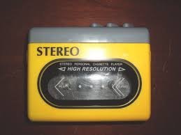 У пластика этих плееров был ярко выраженный характерный запах. Особенно у цветастых. Самый дешевый и простенький Sony после них казался вершиной hi-tech и пришельцем из будущего.