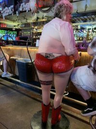 Блэээт! Сперва проблевался и только потом въехал, что это такая барная табуретка