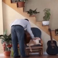 Интересно, кот специально так сделал или случайно вышло ...

Но мужик муд*к, так сгонять кота нельзя, можно было помягче спихнуть или перенести куда-то.