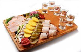 Кто же водяру пирожными то закусывает? Тут огурчики нужны, солёненькие
 Ну еще бы селёдочка, колбаска и все что соленое...А она пирожные.. Алкоголь + сахар на неопытный организм - исход понятен...