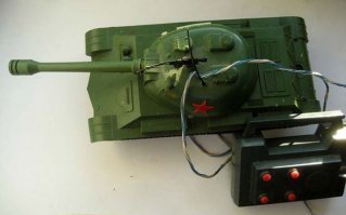 У меня такой был, тож квадратная батарейка в пульте :)))