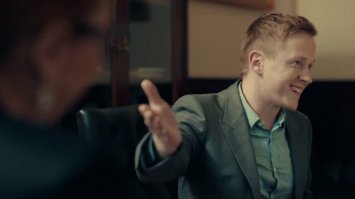 Недостаток белка, а у нее еще и недотрах, видно, что феминутая