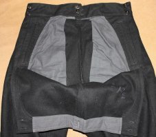 Насчет летчиков врать не буду. Но у мореманов не то чтобы трусы нужны или нет, но вот брюки особенные:
"Лацбант - это особая форма покроя передка матросских брюк, когда вместо переднего разреза с пуговицами есть клапан, который застёгивается по бокам у карманов.
Спереди брюк имелся откидной клапан, и вместе с широкими штанинами такая модель брюк давала возможность моряку, упавшему в воду, быстро освободится от одежды и всплыть. Когда две боковые застежки расстегивались то стоило быстренько поболтать ногами в воде и за счет широких клёшей брюки сами соскальзывали, не задевая ботинок."