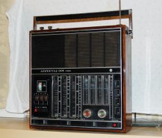 Ленинград 006 стерео. Я и понятия не имел, что такое стерео. И кто то, году так в 82-83, дал мне наушники к этому Ленинграду и я поймал "вражескую волну" и были это Дортсрейдс и было это  "Брат в армии".  Тогда я стал подозревать, что живем мы как то так...