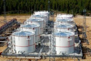 "Мотоцикл оснащается 2032-кубовым двигателем".

Первые 9 экземпляров на стоянке. Можно попробовать колёса рассмотреть.