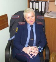 - Ну, если она из под подполковника не вылезает, то такие ногти ей по уставу положены..