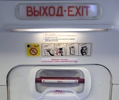 Кремлеботы, такие кремлеботы.. Посмотрите что ли на ютубе ролики.
Элементарная логика говорит о том что конструкция открывания аварийного выхода и надувания трапа должна быть максимально простой и понятной даже среднестатистическому тупой пассажиру, такому как tt, находящемуся к томуже в экстремальной ситуации.
На фото пример как выглядит аварийный выход на Б737. инструкция пользования аварийным выходом:
1. Потянуть ручку на себя. 
ВСЕ
Дальше все сделает автоматика.

Также см стандартный инструктаж для безопасности. см пример с 30 секунды - явно говорится что аварийные выходы оснащаются автоматическими трапами!
А то что вы описали - на пол часа возни..