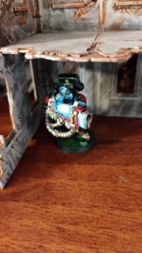 Классный эффект. Я тоже пытался сделать что-то подобное простой краской на миниатюрах.