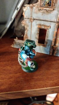 Классный эффект. Я тоже пытался сделать что-то подобное простой краской на миниатюрах.