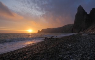 Тут и сравнивать нечего. У Айвазовского круче и живее, чем на любой фотографии. Одно и тоже место. Крым, мыс Фиолент.