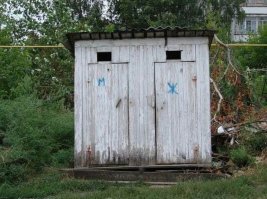 Про туалет, который находится в отдельном доме, Ленка говорит так: "Все это не так уж страшно, ко всему привыкаешь. Если на улице холодно, можно накинуть фуфайку"