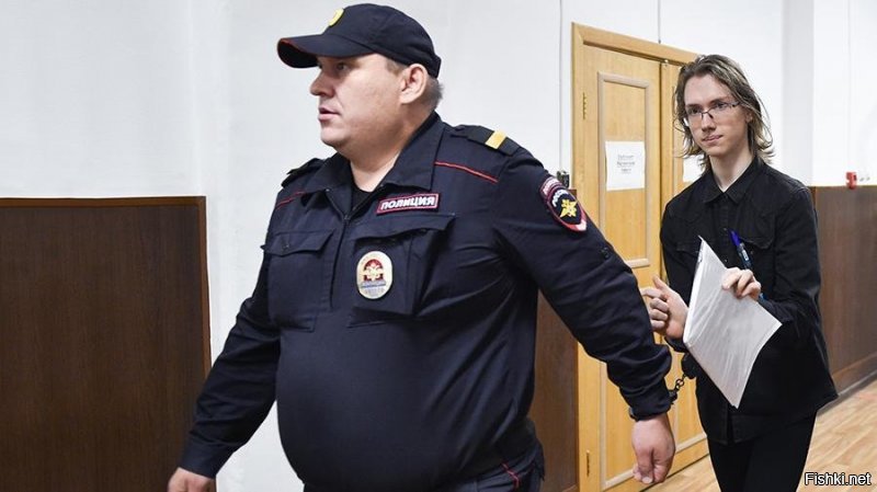 "...Алексея Навального и его подданных".
А что, Навальный Царь? У него уже подданные есть?
А так-то на фото опасный тип, такой реально мог копу всечь, не то что даги и чеченцы хилые. Это реальный шататель режима.