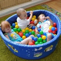 "Им пришлось остаться в пабе, где Исобель и появилась на свет в сухом бассейне для детей."

Хренасе в пабах зажигают)))