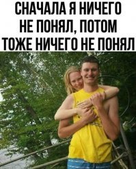 у парня просто правое плечо не загорелое,видно контур )