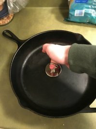 Я вот тут ващще не въеахл: чё происходит-то? Это какая-то присоска в центре сковородки? накой фиг она такм? Если так, то чтобы её отлепить нужно было пальцем подхватить, но тогда почему подпись: "Когда совет "Не совать пальцы" прошел мимо ушей"???  Пардоньте, но я не въездаю))