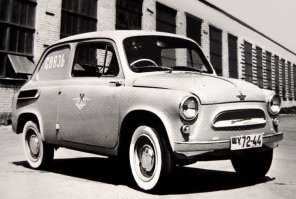 А где праворукий Запррожец? 
Специализированный "почтальон" ЗАЗ-965С изначально создавался по заказу Министерства связи СССР. Перед конструкторами запорожского автозавода была поставлена четкая задача: построить удобный автомобиль для сбора писем из почтовых ящиков в крупных городах огромной страны. Обычные машины тех лет мало подходили для подобной службы, ведь в течении рабочего дня водителю приходилось покидать машину сотни раз, обходя ее, причем выходить приходилось сразу на проезжую часть, что было достаточно небезопасно. Необычное "праворукое" расположение органов управления 965С обусловлено именно стремлением максимально упросить процедуру изъятия писем: почтальон теперь выходил прямо на тротуар   возле самого ящика.