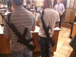 А с чуваком с винтовкой, что не так? Он в своём праве. Хотя это делают разумеется не просто так, а в рамках флешмоба за свободное ношение оружия. В законодательстве Техаса есть забавное окно. Открыто можно носить винтовки, а пистолеты нет(скрытно можно).