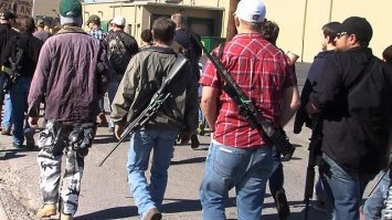 А с чуваком с винтовкой, что не так? Он в своём праве. Хотя это делают разумеется не просто так, а в рамках флешмоба за свободное ношение оружия. В законодательстве Техаса есть забавное окно. Открыто можно носить винтовки, а пистолеты нет(скрытно можно).